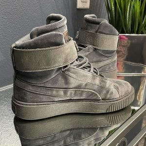 PUMA Women's Platform Mid Velour WNS Sneaker gently used sized 10